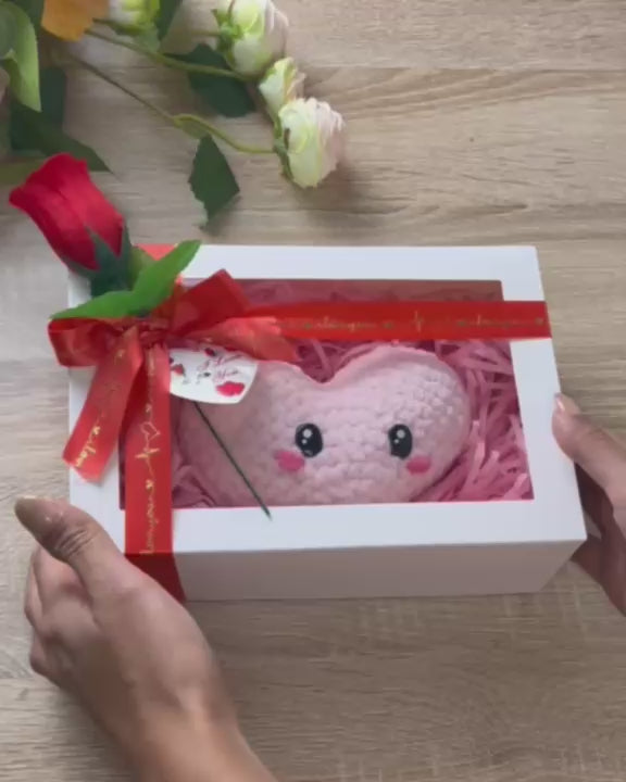 Lovey het Hartje – Gehaakte hartjesknuffel in geschenkdoos | Handgemaakt Valentijnscadeau